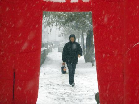 12月3日，在吉林省吉林市街頭，行人冒雪出行。