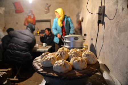  結束一天勞作的“葦客”準備吃晚飯（12月9日攝）。