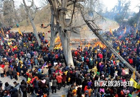 大批香客聚集在河南省淮陽(yáng)縣太昊陵區(qū)，焚香祭奠中華人文始祖太昊伏羲氏（2010年3月17日攝）。中原地區(qū)是華夏文明的發(fā)源地，伏羲、黃帝、炎帝、大禹等中華人文始祖都在這里留下遺跡。春節(jié)期間，當(dāng)?shù)匕傩斩紩?huì)去一些傳統(tǒng)古廟參加祭拜大典，通過祭祀來祈求和報(bào)答先祖的庇護(hù)和保佑。