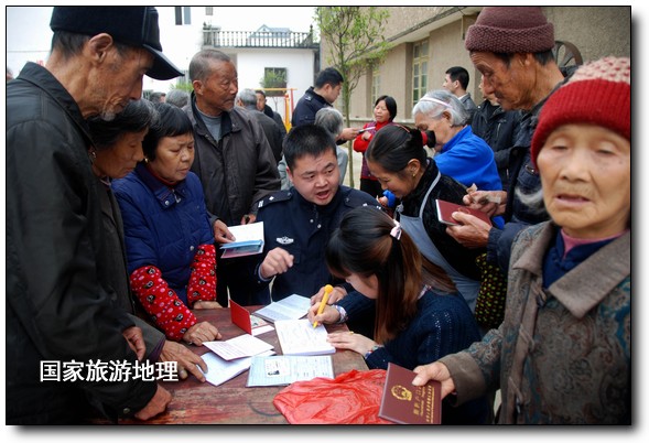 江西婺源：民警關(guān)愛留守老人 服務(wù)到家（王國紅 孫繼明攝）