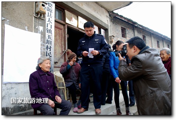 江西婺源：民警關(guān)愛留守老人 服務(wù)到家（王國紅 孫繼明攝）