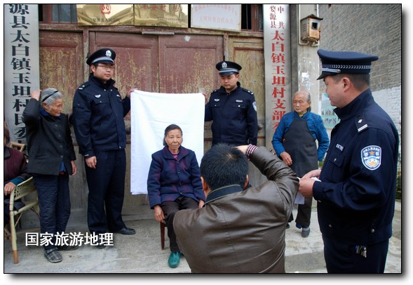 江西婺源：民警關(guān)愛留守老人 服務(wù)到家（王國紅 孫繼明攝）