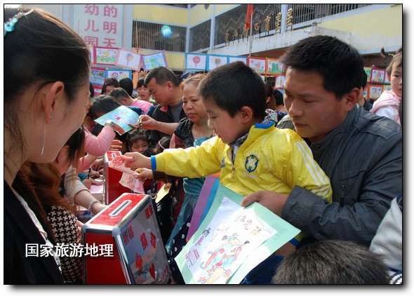 4月27日，婺源縣星星幼兒園的小朋友們?cè)诩议L(zhǎng)的陪同下將愛心義賣的錢進(jìn)行募捐。