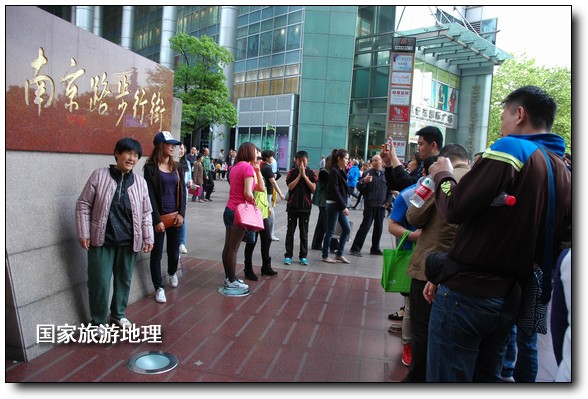 五一小長假，上海市天氣適宜出游，各主要旅游景區(qū)（點）迎來了大批市民和游客，尤其是南京路步行街成了中外游客爭相游玩的好去處