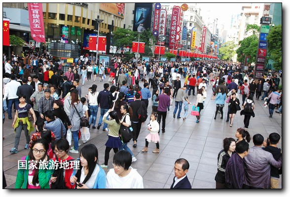 五一小長假，上海市天氣適宜出游，各主要旅游景區(qū)（點）迎來了大批市民和游客，尤其是南京路步行街成了中外游客爭相游玩的好去處