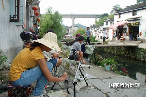 　　9月13日，座落在婺源縣秋口鎮(zhèn)李坑村“小橋、流水、人家”創(chuàng)作寫生基地的李坑章文灑店農(nóng)家樂。