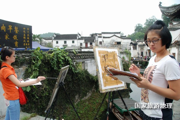 　　9月13日，座落在婺源縣秋口鎮(zhèn)李坑村“小橋、流水、人家”創(chuàng)作寫生基地的李坑章文灑店農(nóng)家樂。