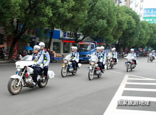 江西婺源：摩托騎警服務“最美鄉(xiāng)村”（