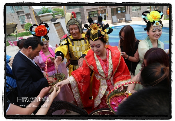 6月19日，端午節(jié)的前一天，甘肅平?jīng)鍪嗅轻紖^(qū)南山公園澳廈麗灣小區(qū)“邀請”唐朝被譽為四大美女之一的“楊貴妃”前來與市民見面，共度“端午佳節(jié)”。期間，“貴妃娘娘”由一名解說人員做向?qū)?，與小區(qū)居民一同游玩、賞景、互敬酒水、合影留念，并現(xiàn)場贈送大人小孩粽子、香包和糖果。