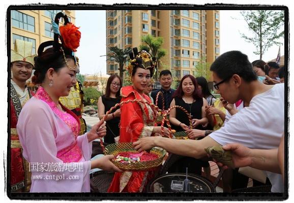 6月19日，端午節(jié)的前一天，甘肅平?jīng)鍪嗅轻紖^(qū)南山公園澳廈麗灣小區(qū)“邀請”唐朝被譽為四大美女之一的“楊貴妃”前來與市民見面，共度“端午佳節(jié)”。期間，“貴妃娘娘”由一名解說人員做向?qū)?，與小區(qū)居民一同游玩、賞景、互敬酒水、合影留念，并現(xiàn)場贈送大人小孩粽子、香包和糖果。