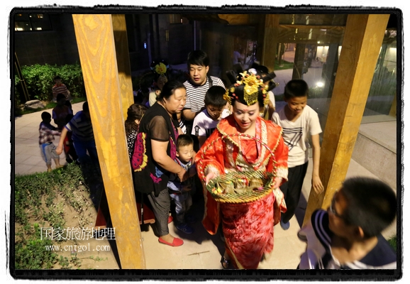 6月19日，端午節(jié)的前一天，甘肅平?jīng)鍪嗅轻紖^(qū)南山公園澳廈麗灣小區(qū)“邀請”唐朝被譽為四大美女之一的“楊貴妃”前來與市民見面，共度“端午佳節(jié)”。期間，“貴妃娘娘”由一名解說人員做向?qū)?，與小區(qū)居民一同游玩、賞景、互敬酒水、合影留念，并現(xiàn)場贈送大人小孩粽子、香包和糖果。