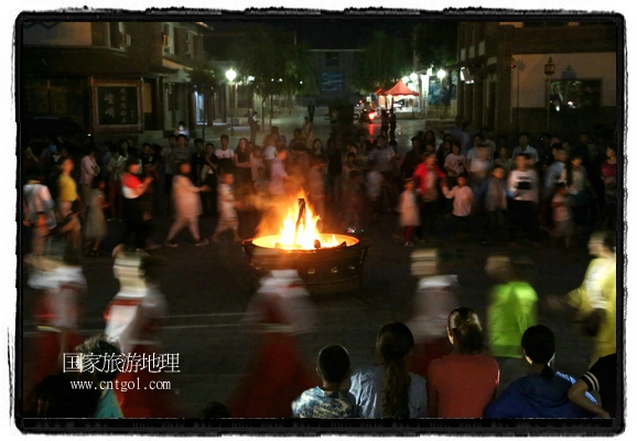 甘肅平?jīng)鍪嗅轻脊沛?zhèn)舉辦了篝火晚會(huì)，1000余名市民參與其中，大家載歌載舞，在歡快熱鬧的氣氛中為每一位父親送祝福。父親節(jié)（Father's Day），顧名思義是感恩父親的節(jié)日。約始于二十世紀(jì)初，起源于美國，現(xiàn)已廣泛流傳于世界各地，節(jié)日日期因地域而存在差異。