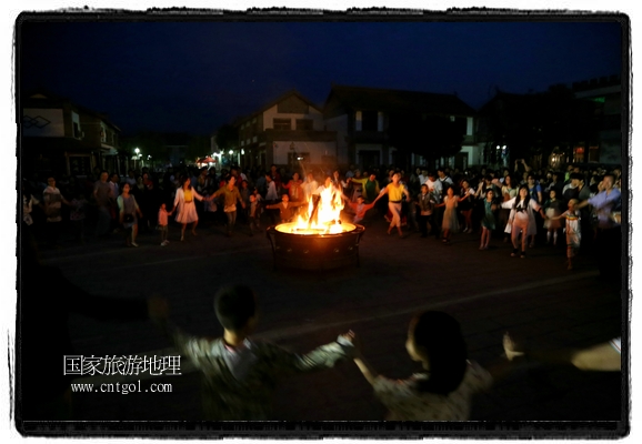 甘肅平?jīng)鍪嗅轻脊沛?zhèn)舉辦了篝火晚會(huì)，1000余名市民參與其中，大家載歌載舞，在歡快熱鬧的氣氛中為每一位父親送祝福。父親節(jié)（Father's Day），顧名思義是感恩父親的節(jié)日。約始于二十世紀(jì)初，起源于美國，現(xiàn)已廣泛流傳于世界各地，節(jié)日日期因地域而存在差異。