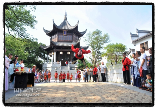 6月20日，小朋友們和中國(guó)武術(shù)愛(ài)好者們?cè)诮魇℃脑纯h熹園景區(qū)表演中國(guó)傳統(tǒng)的中國(guó)武術(shù)功夫，吸引許多游人前來(lái)駐足觀看。當(dāng)日是中國(guó)傳統(tǒng)的端午節(jié)，江西省婺源縣的中國(guó)武術(shù)愛(ài)好者們通過(guò)表演中國(guó)武術(shù)功夫，打太極，表演了少林棍、硬氣功、自選拳等少林寺功夫，讓孩子們從小學(xué)習(xí)中國(guó)武術(shù)，傳承中國(guó)武德，感受先人過(guò)端午的氛圍。