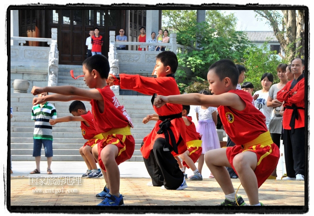 6月20日，小朋友們和中國(guó)武術(shù)愛(ài)好者們?cè)诮魇℃脑纯h熹園景區(qū)表演中國(guó)傳統(tǒng)的中國(guó)武術(shù)功夫，吸引許多游人前來(lái)駐足觀看。當(dāng)日是中國(guó)傳統(tǒng)的端午節(jié)，江西省婺源縣的中國(guó)武術(shù)愛(ài)好者們通過(guò)表演中國(guó)武術(shù)功夫，打太極，表演了少林棍、硬氣功、自選拳等少林寺功夫，讓孩子們從小學(xué)習(xí)中國(guó)武術(shù)，傳承中國(guó)武德，感受先人過(guò)端午的氛圍。