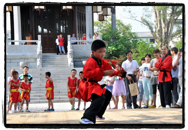 6月20日，小朋友們和中國(guó)武術(shù)愛(ài)好者們?cè)诮魇℃脑纯h熹園景區(qū)表演中國(guó)傳統(tǒng)的中國(guó)武術(shù)功夫，吸引許多游人前來(lái)駐足觀看。當(dāng)日是中國(guó)傳統(tǒng)的端午節(jié)，江西省婺源縣的中國(guó)武術(shù)愛(ài)好者們通過(guò)表演中國(guó)武術(shù)功夫，打太極，表演了少林棍、硬氣功、自選拳等少林寺功夫，讓孩子們從小學(xué)習(xí)中國(guó)武術(shù)，傳承中國(guó)武德，感受先人過(guò)端午的氛圍。