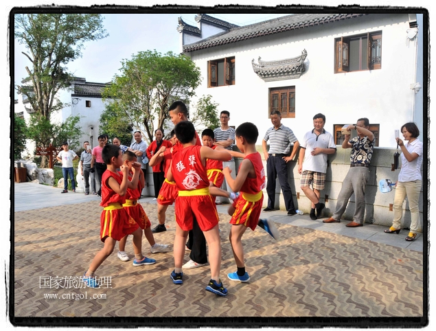 6月20日，小朋友們和中國(guó)武術(shù)愛(ài)好者們?cè)诮魇℃脑纯h熹園景區(qū)表演中國(guó)傳統(tǒng)的中國(guó)武術(shù)功夫，吸引許多游人前來(lái)駐足觀看。當(dāng)日是中國(guó)傳統(tǒng)的端午節(jié)，江西省婺源縣的中國(guó)武術(shù)愛(ài)好者們通過(guò)表演中國(guó)武術(shù)功夫，打太極，表演了少林棍、硬氣功、自選拳等少林寺功夫，讓孩子們從小學(xué)習(xí)中國(guó)武術(shù)，傳承中國(guó)武德，感受先人過(guò)端午的氛圍。