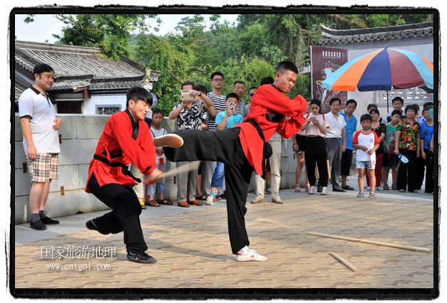 6月20日，小朋友們和中國(guó)武術(shù)愛(ài)好者們?cè)诮魇℃脑纯h熹園景區(qū)表演中國(guó)傳統(tǒng)的中國(guó)武術(shù)功夫，吸引許多游人前來(lái)駐足觀看。當(dāng)日是中國(guó)傳統(tǒng)的端午節(jié)，江西省婺源縣的中國(guó)武術(shù)愛(ài)好者們通過(guò)表演中國(guó)武術(shù)功夫，打太極，表演了少林棍、硬氣功、自選拳等少林寺功夫，讓孩子們從小學(xué)習(xí)中國(guó)武術(shù)，傳承中國(guó)武德，感受先人過(guò)端午的氛圍。